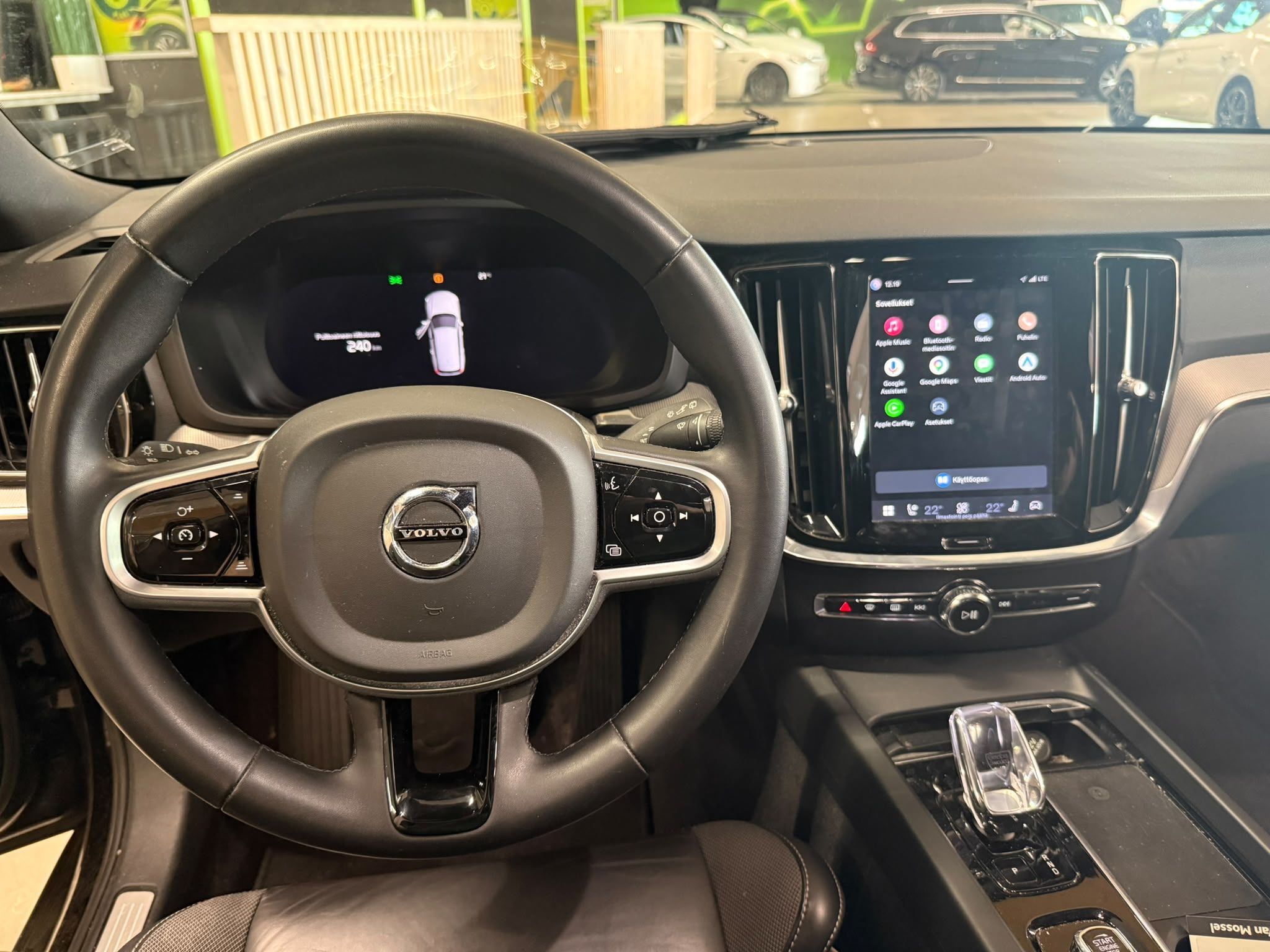 Volvo V60 2022, photo 3/4