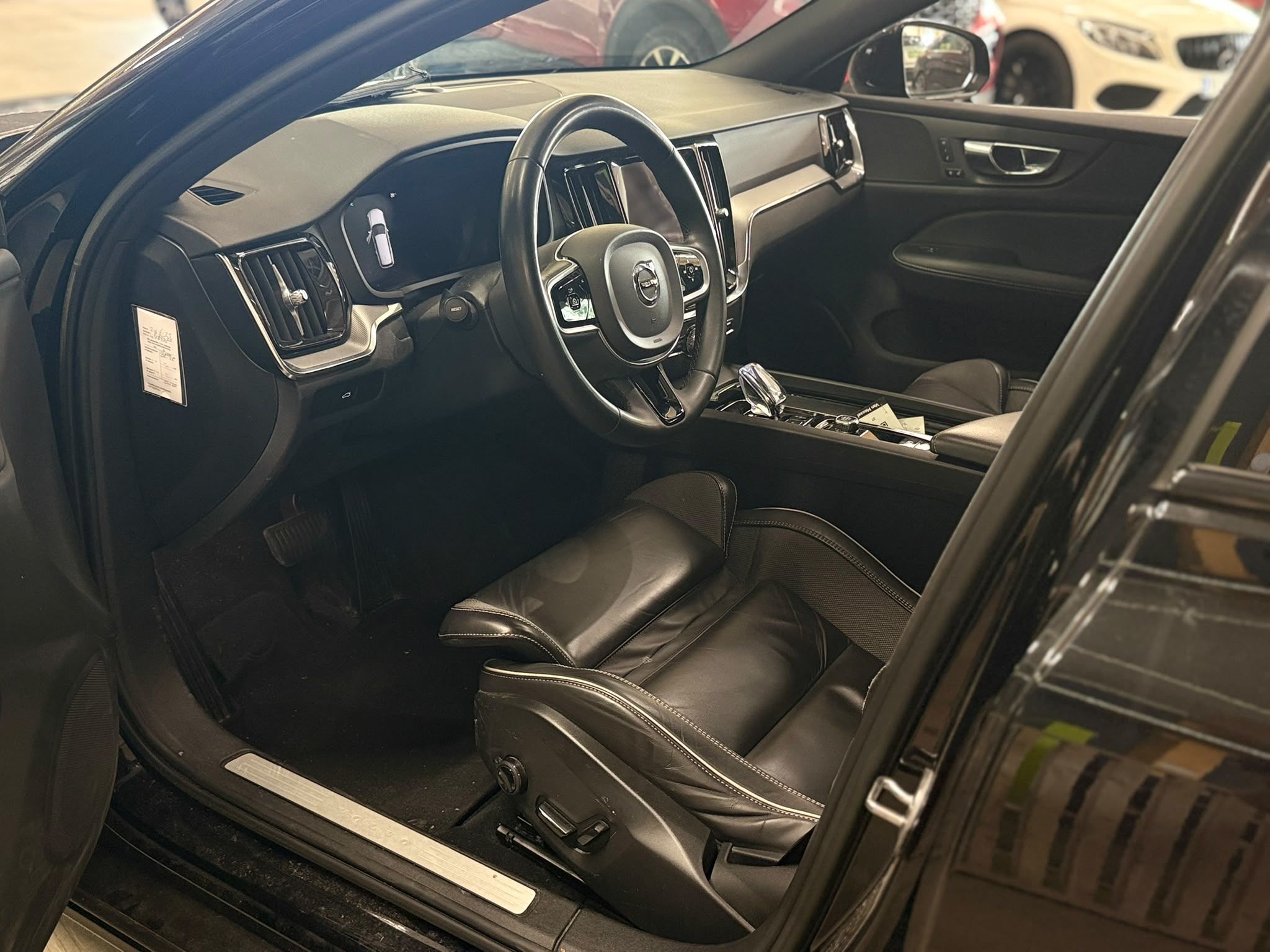 Volvo V60 2022, photo 4/4