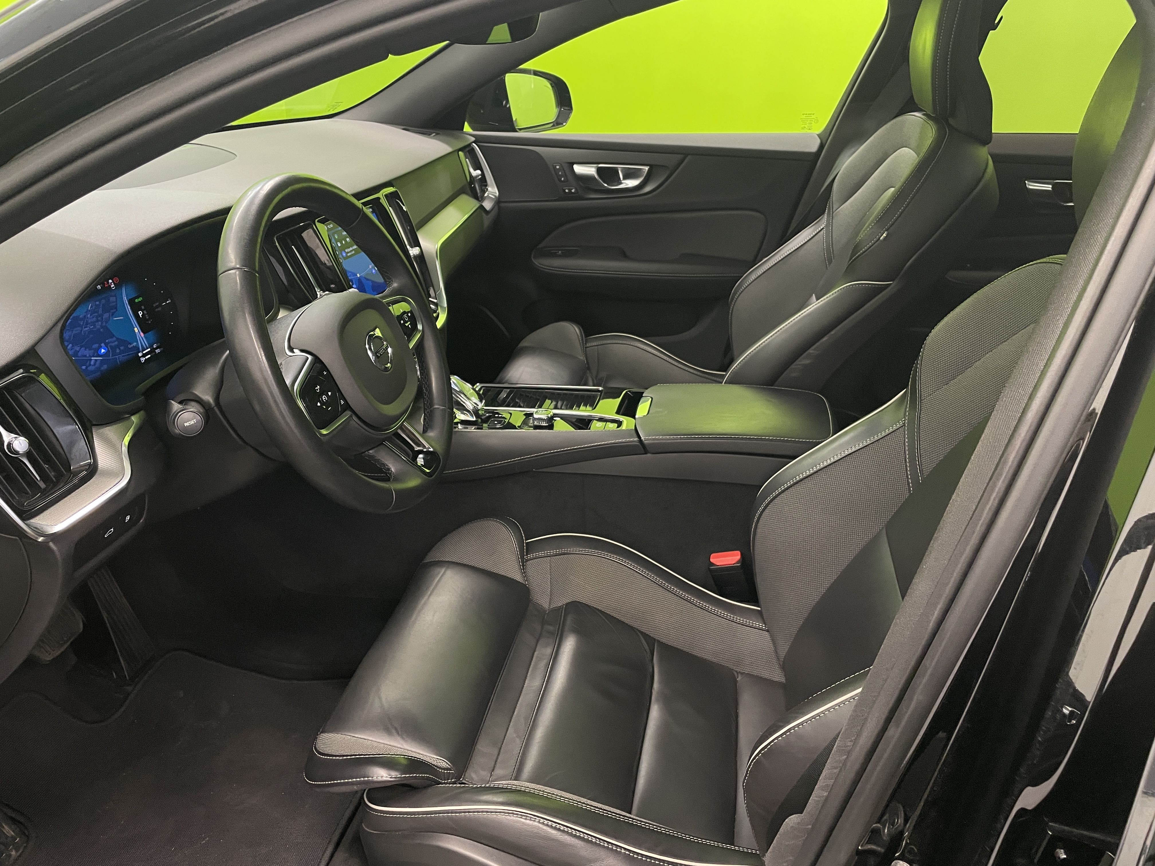 Volvo V60 2023, photo 5/32