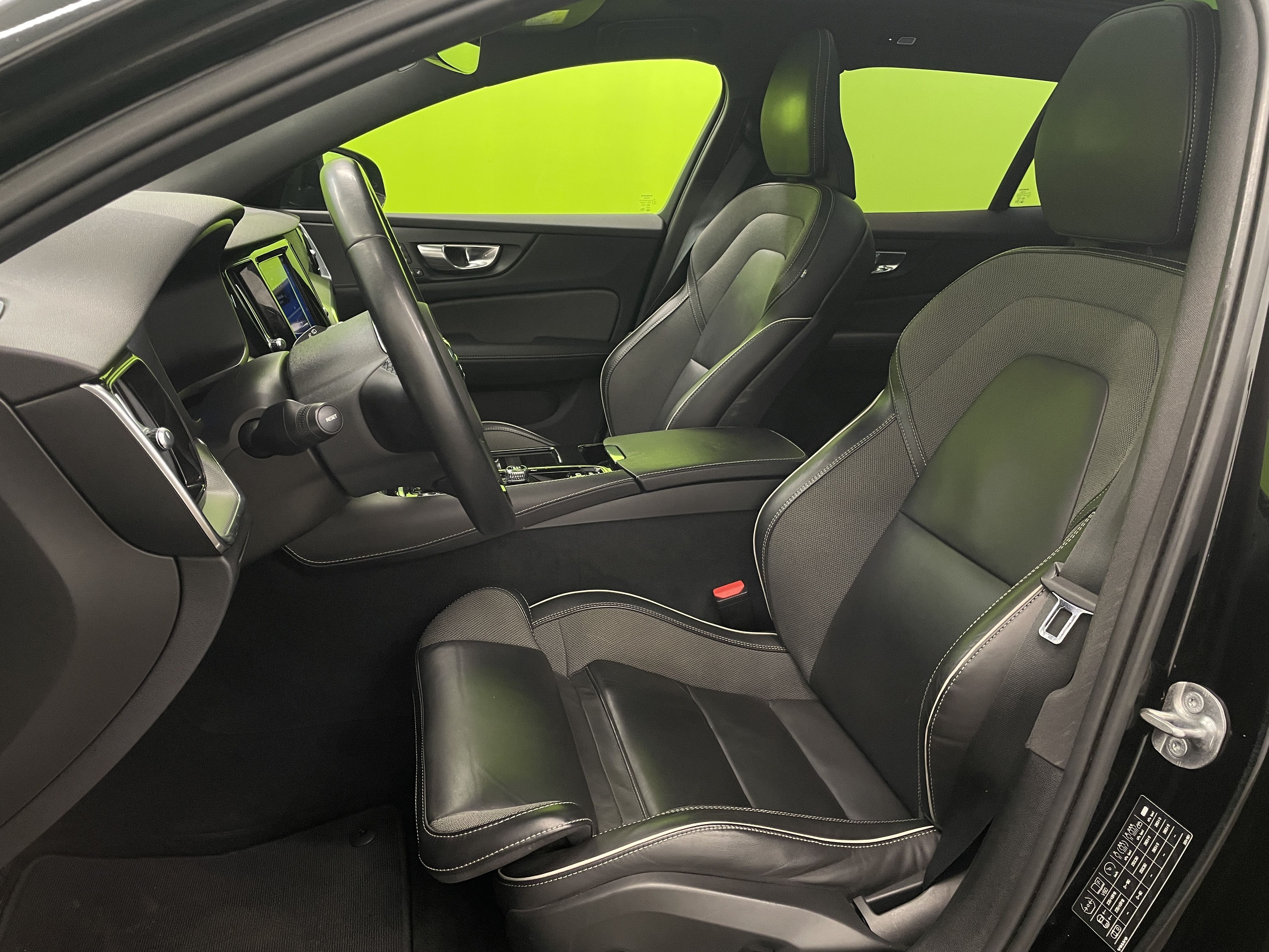 Volvo V60 2023, photo 6/32