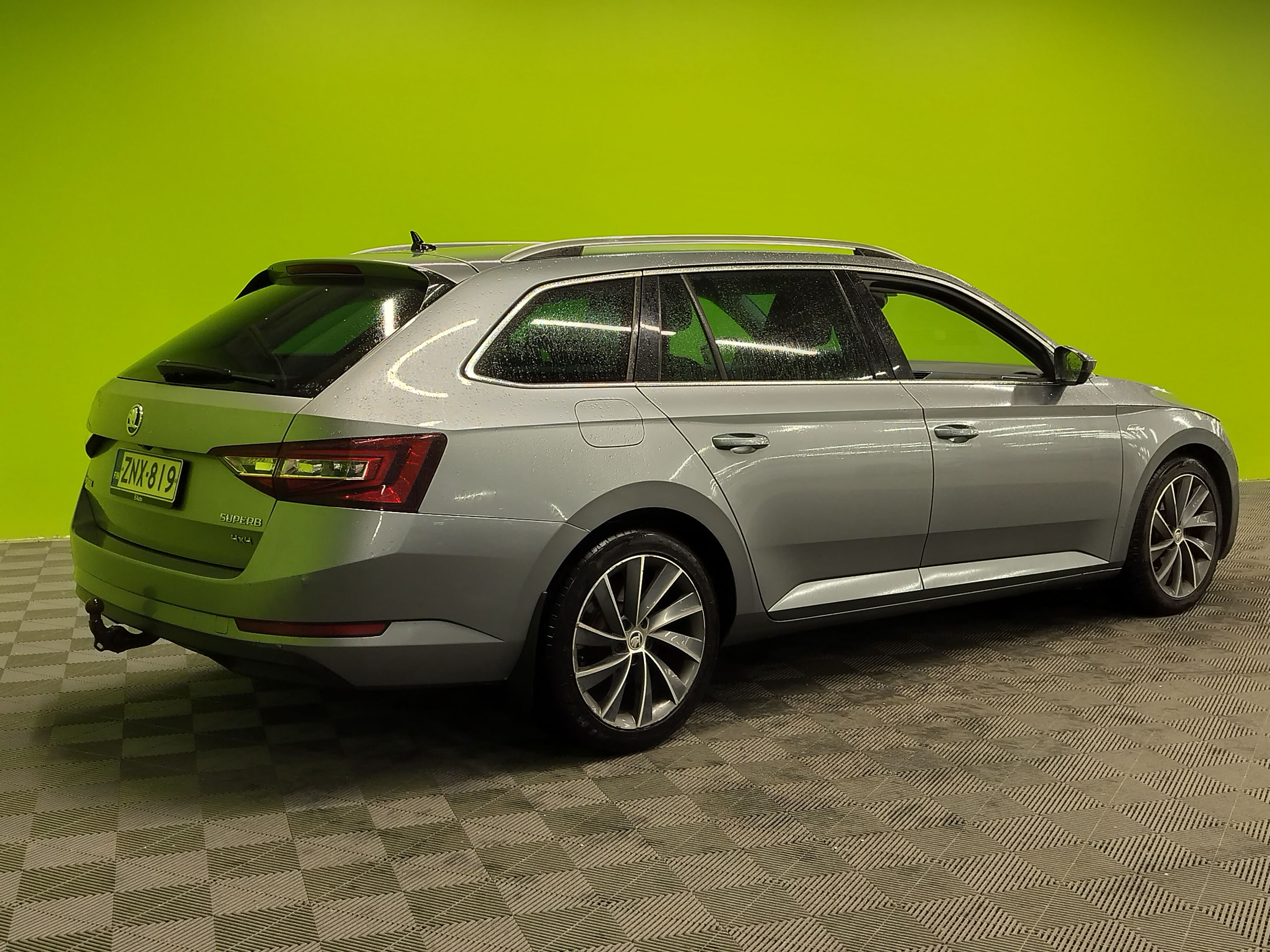 Skoda Superb 2019, photo 3/4