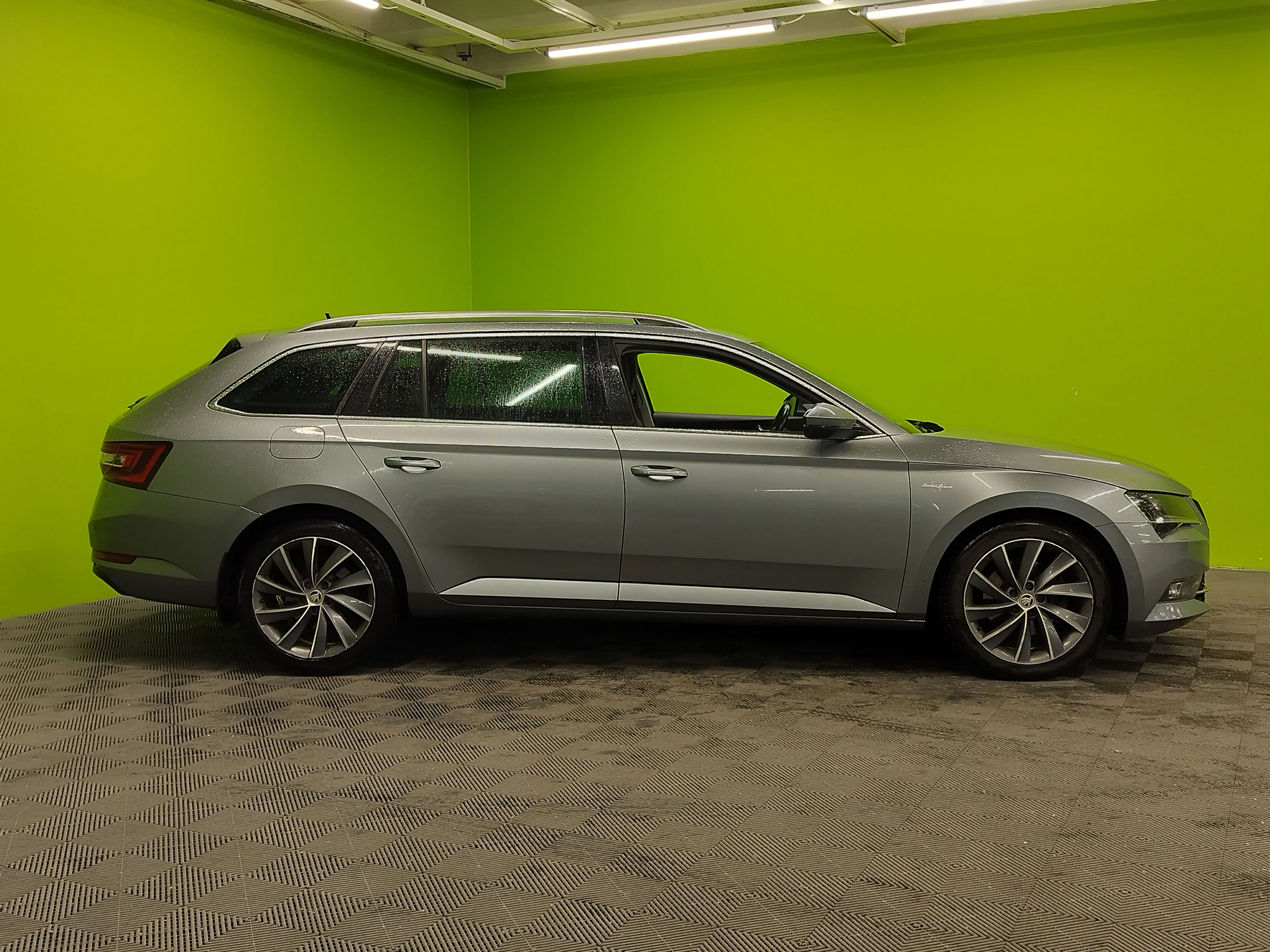 Skoda Superb 2019, photo 2/4