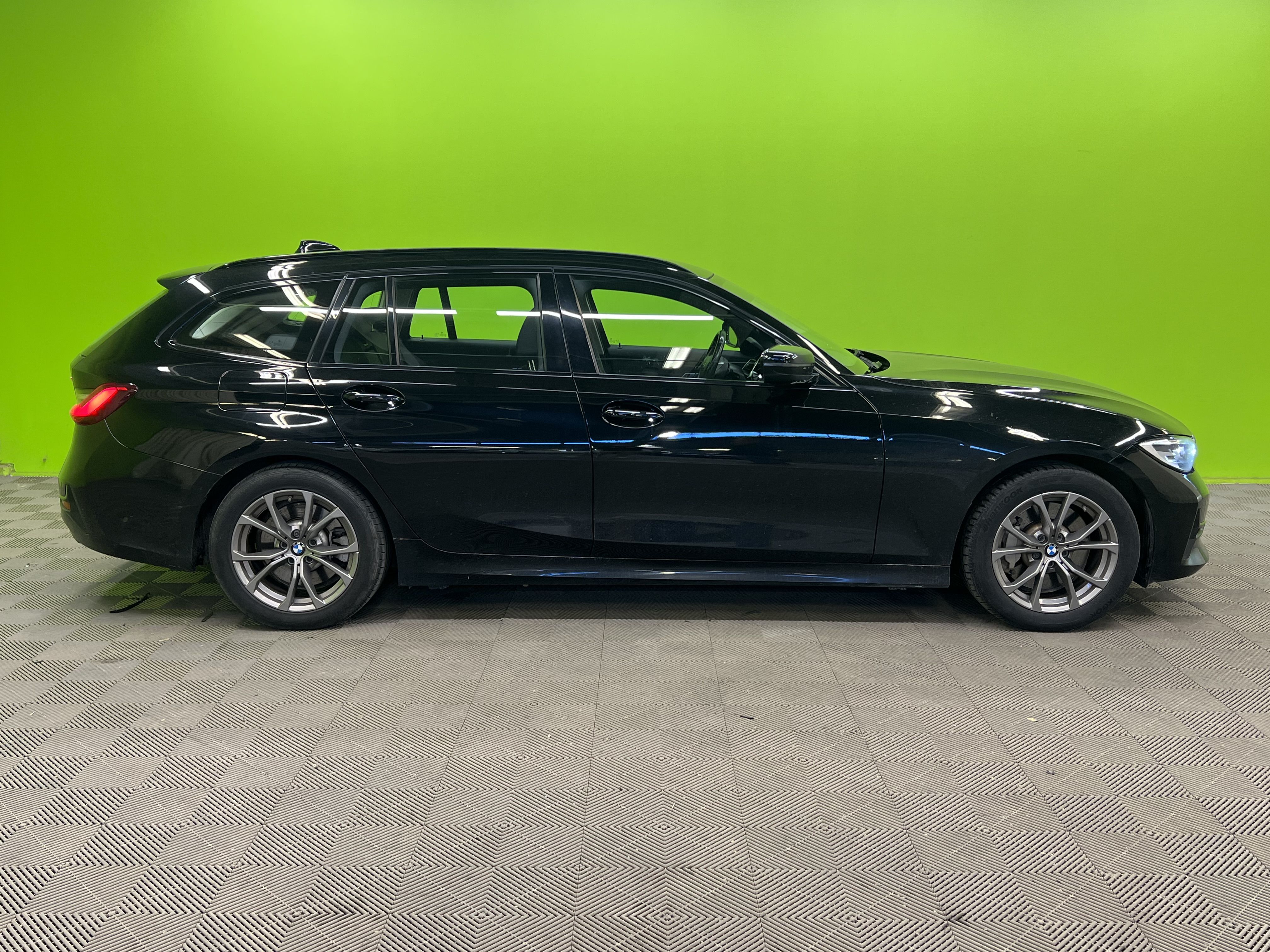 BMW 330 G21 Touring 330e Business Sport 2021, kuva 2/14