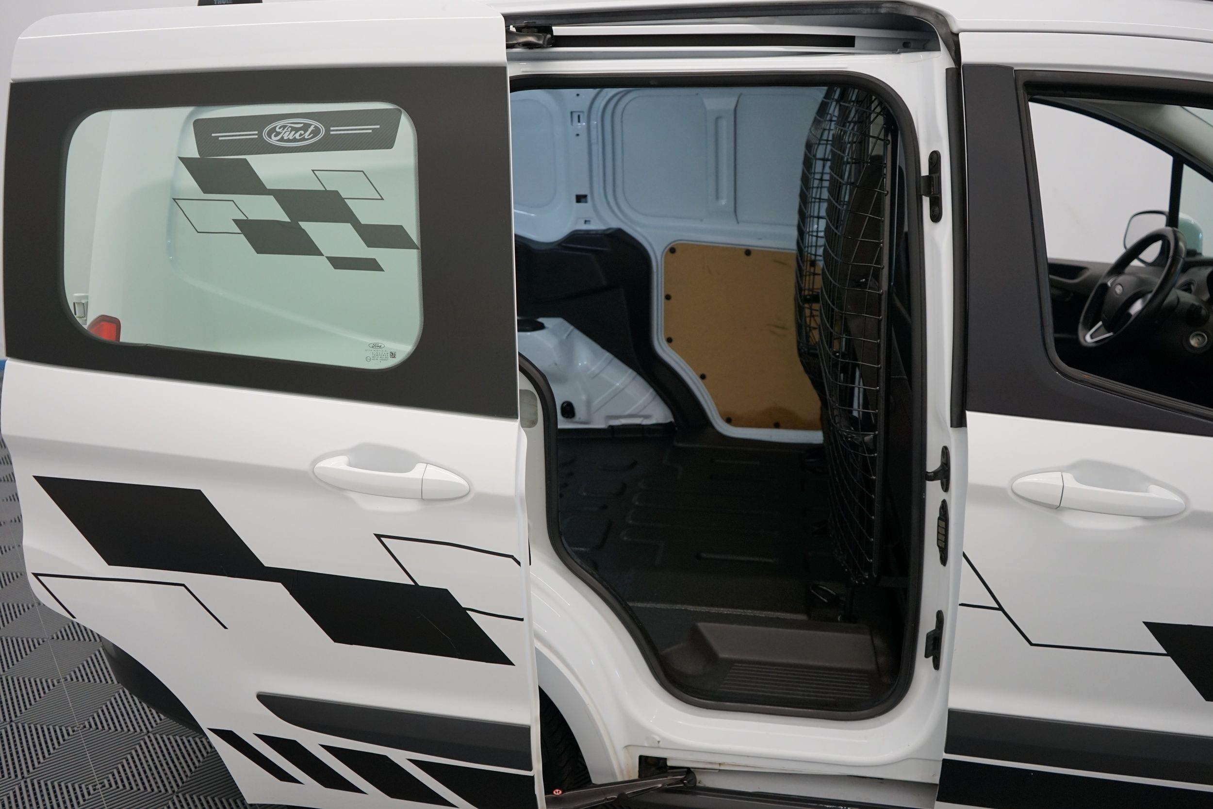 Ford Transit Courier 2016, kuva 5/24