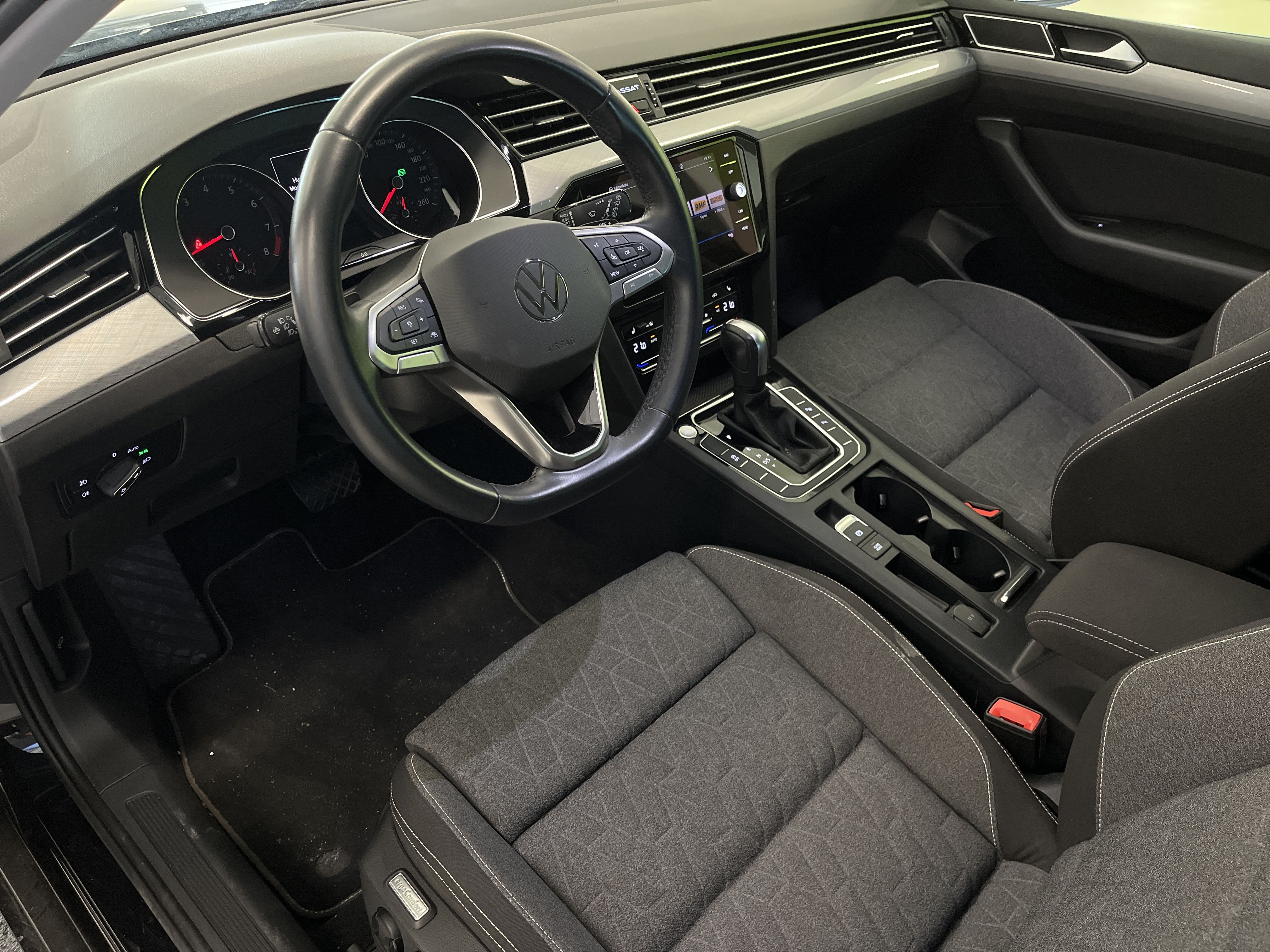 Volkswagen Passat 2023, photo 3/3
