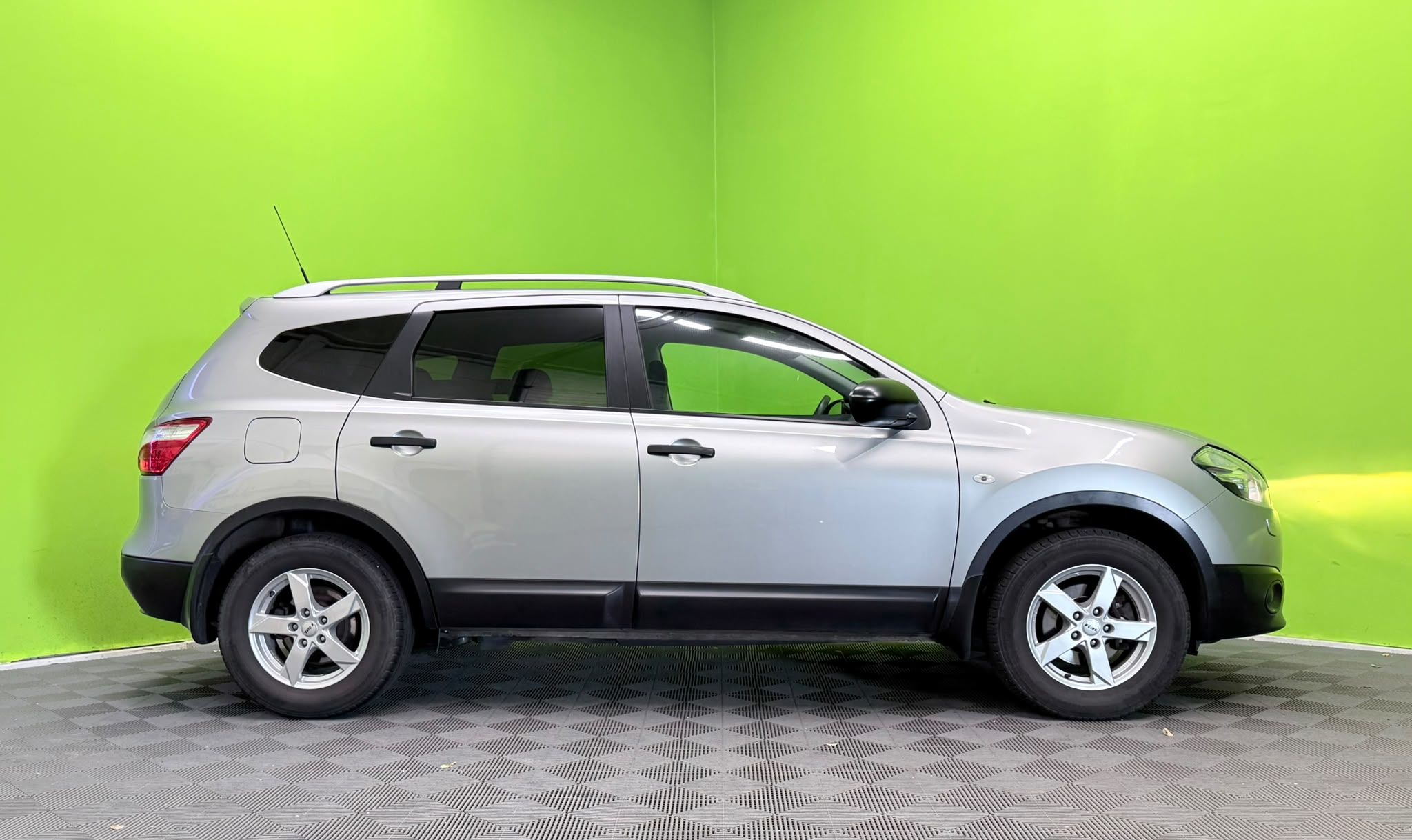Nissan Qashqai+2 1,6L Visia 2WD 5MT 2010, kuva 2/20