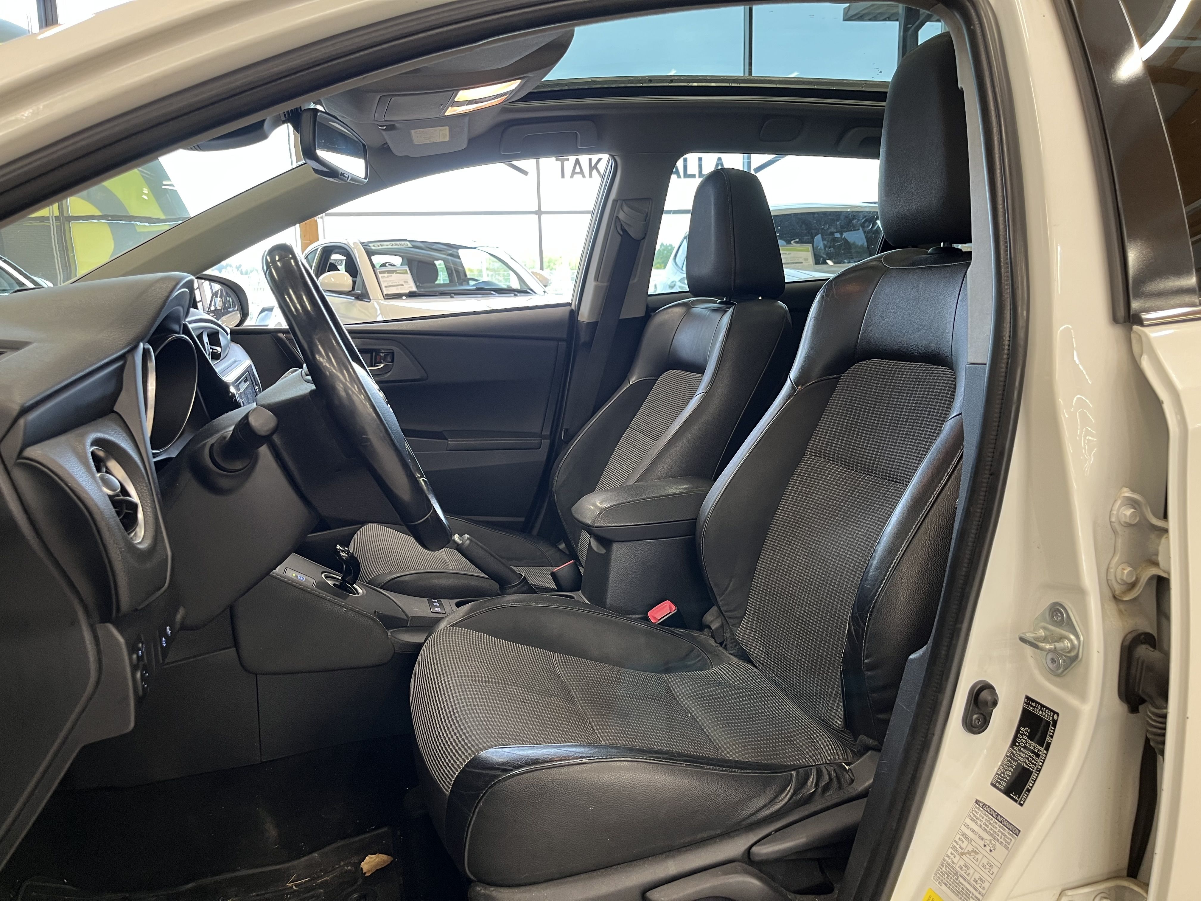 Toyota Auris 2016, photo 6/11