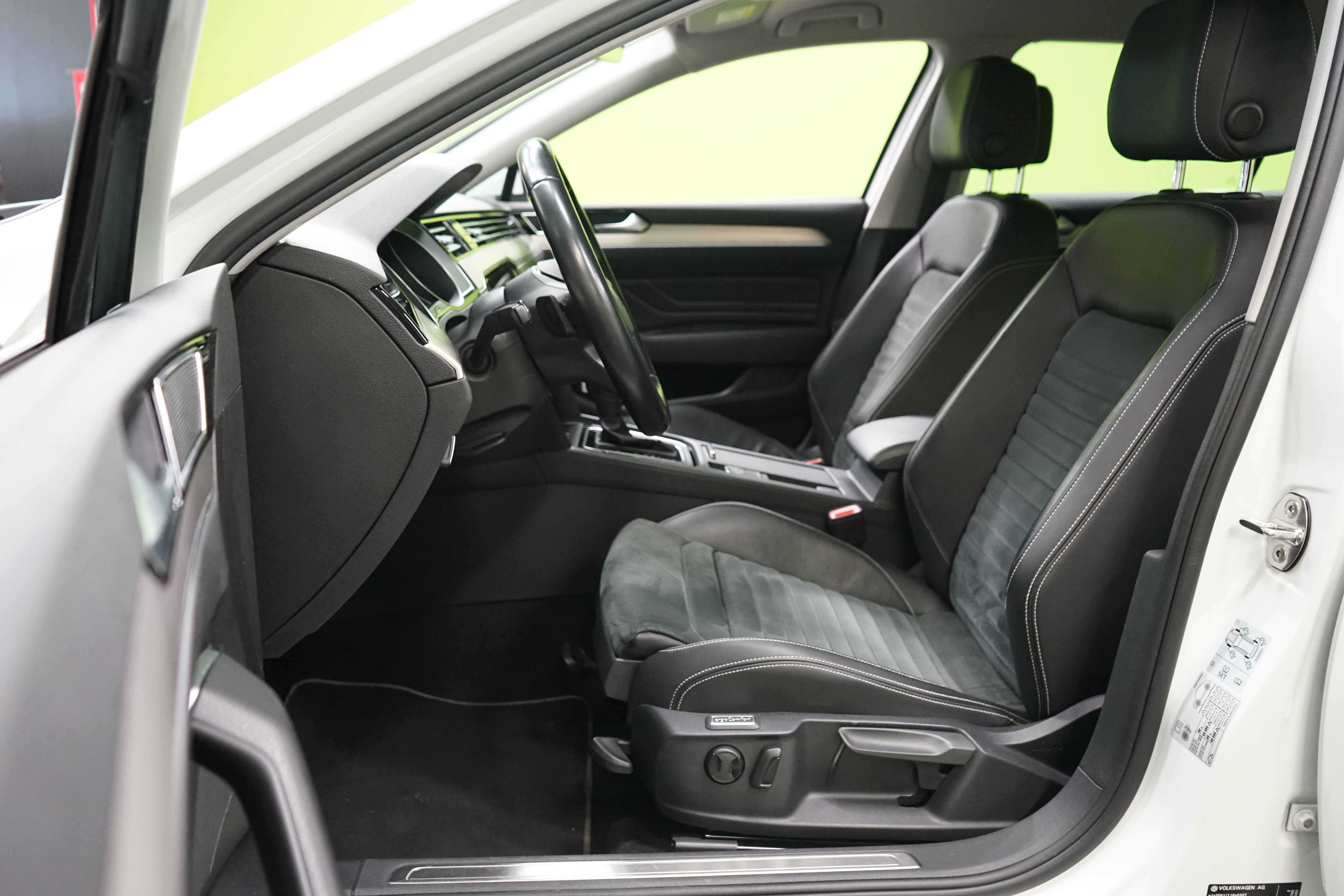 Volkswagen Passat 2021, photo 6/23