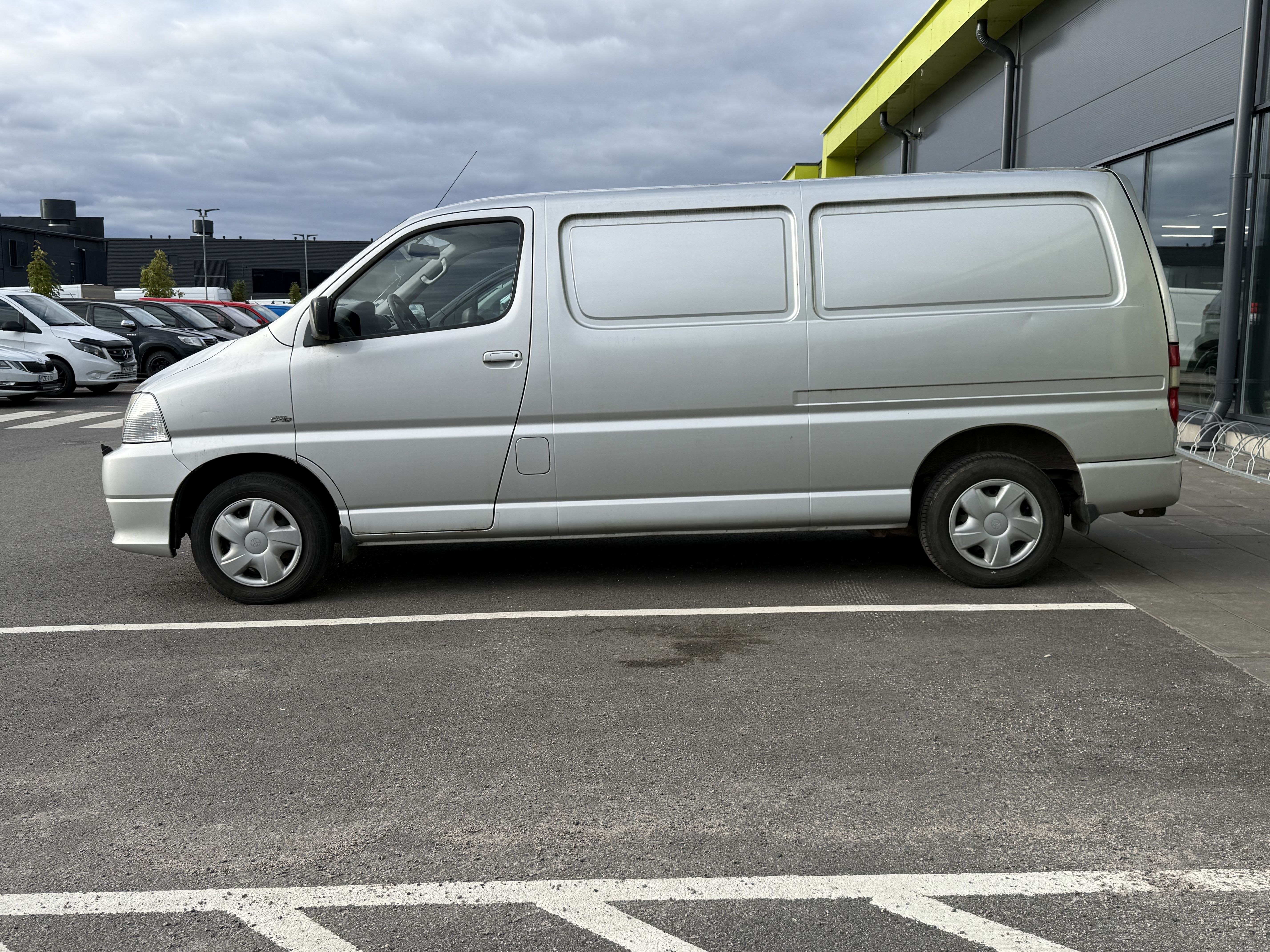 Toyota Hiace 2.5D-4D 2007, kuva 4/6