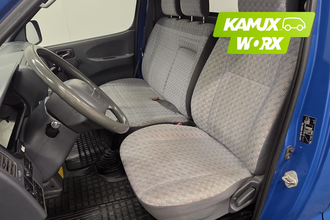Toyota Hiace 2,5 D-4D 100 5ov pitkä 4WD 2006, kuva 6/19
