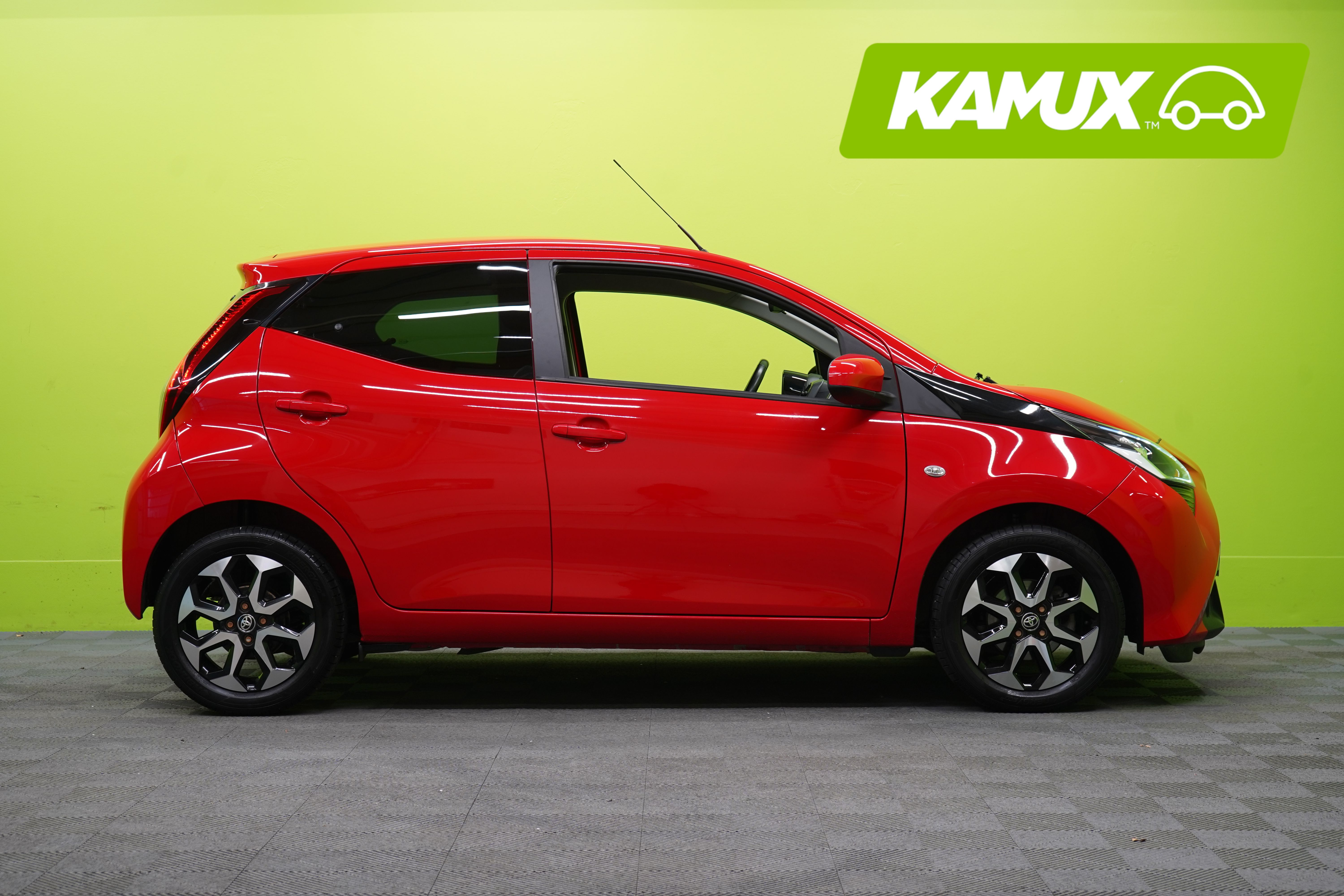 Toyota Aygo 1,0 VVT-i x-play x-shift 5ov 2021, kuva 2/24