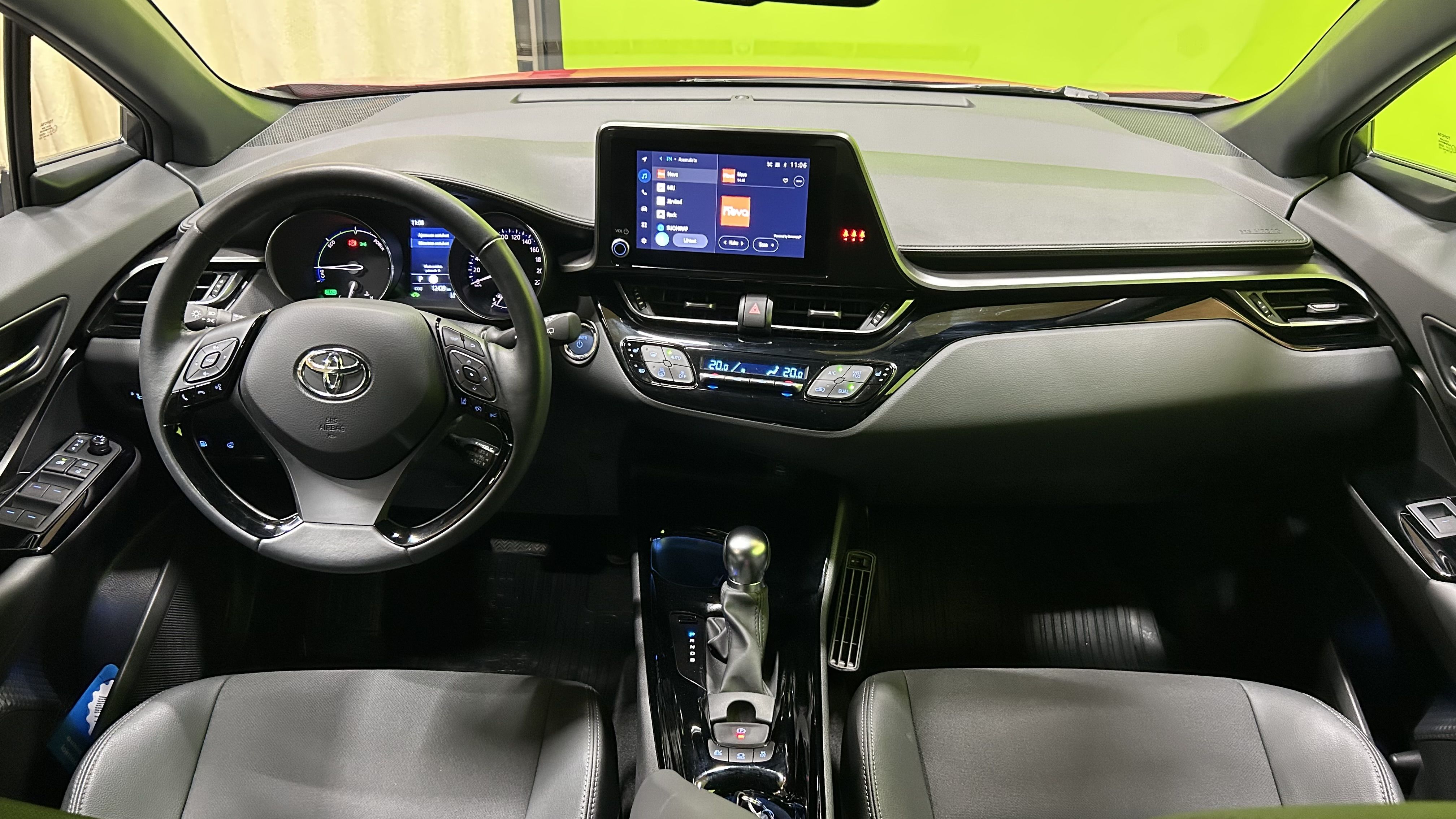 Toyota C-HR 1,8 Hybrid Intense 2023, photo 6/22