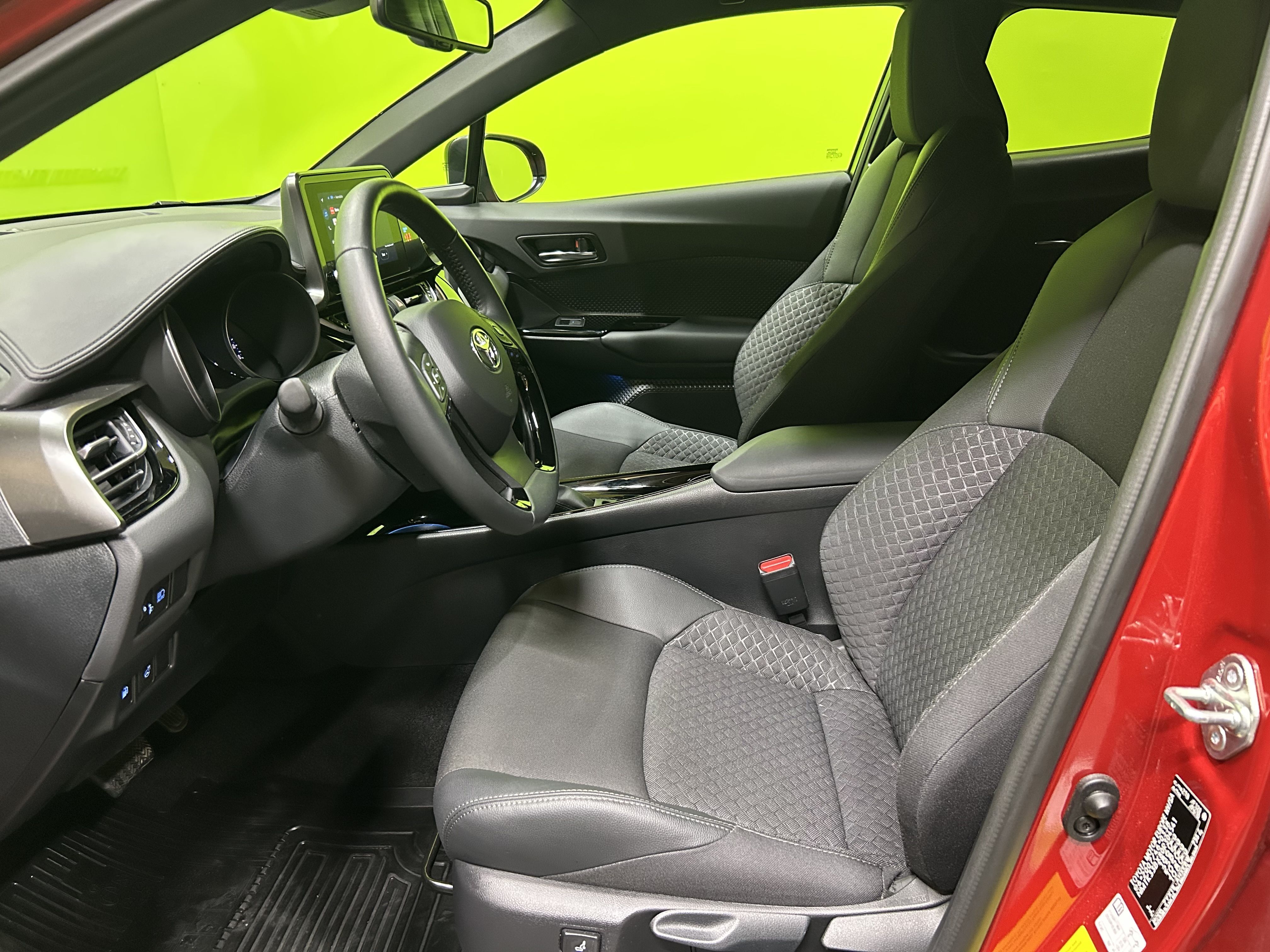 Toyota C-HR 1,8 Hybrid Intense 2023, photo 7/22