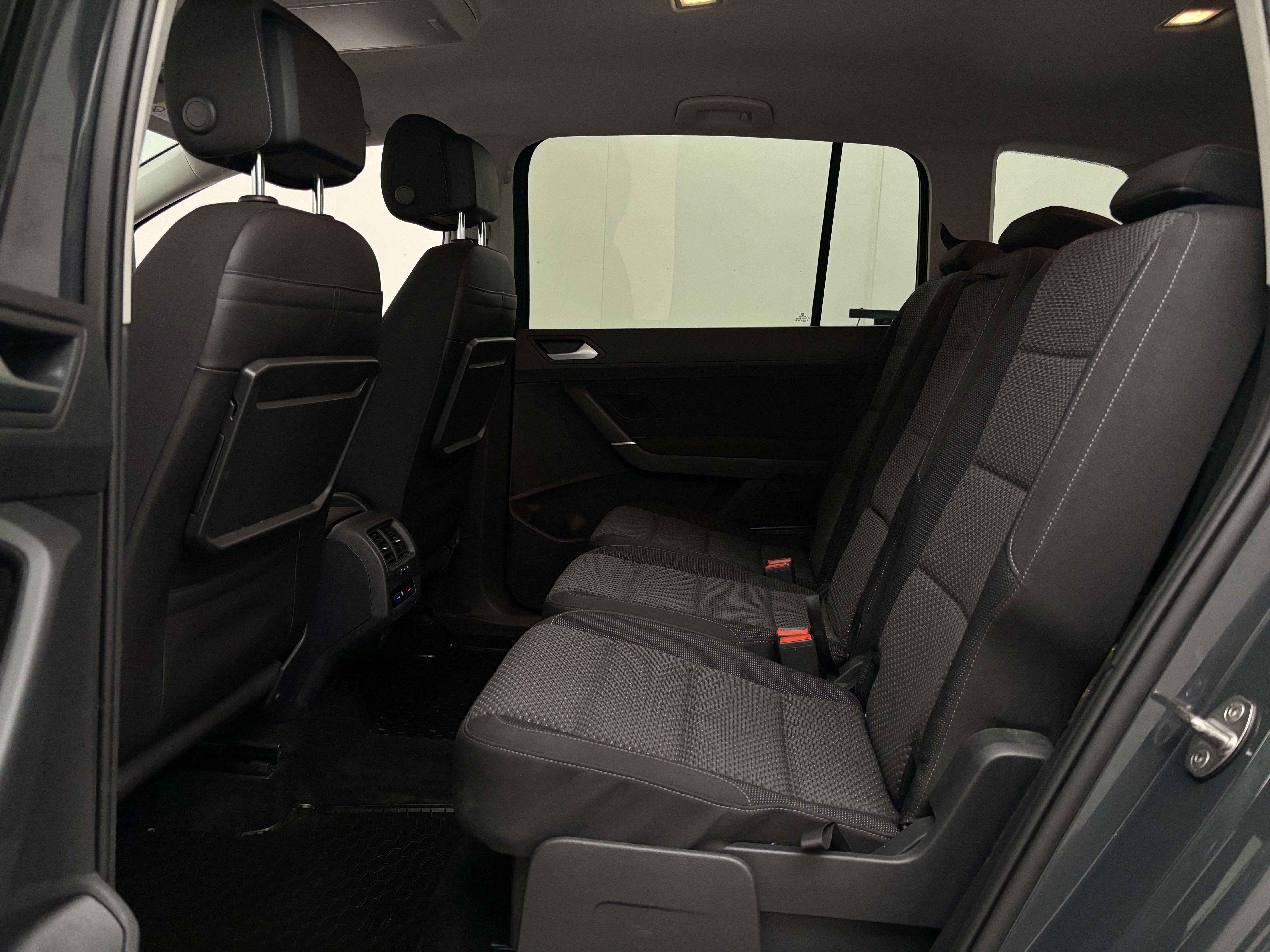 Volkswagen Touran 2020, photo 7/23