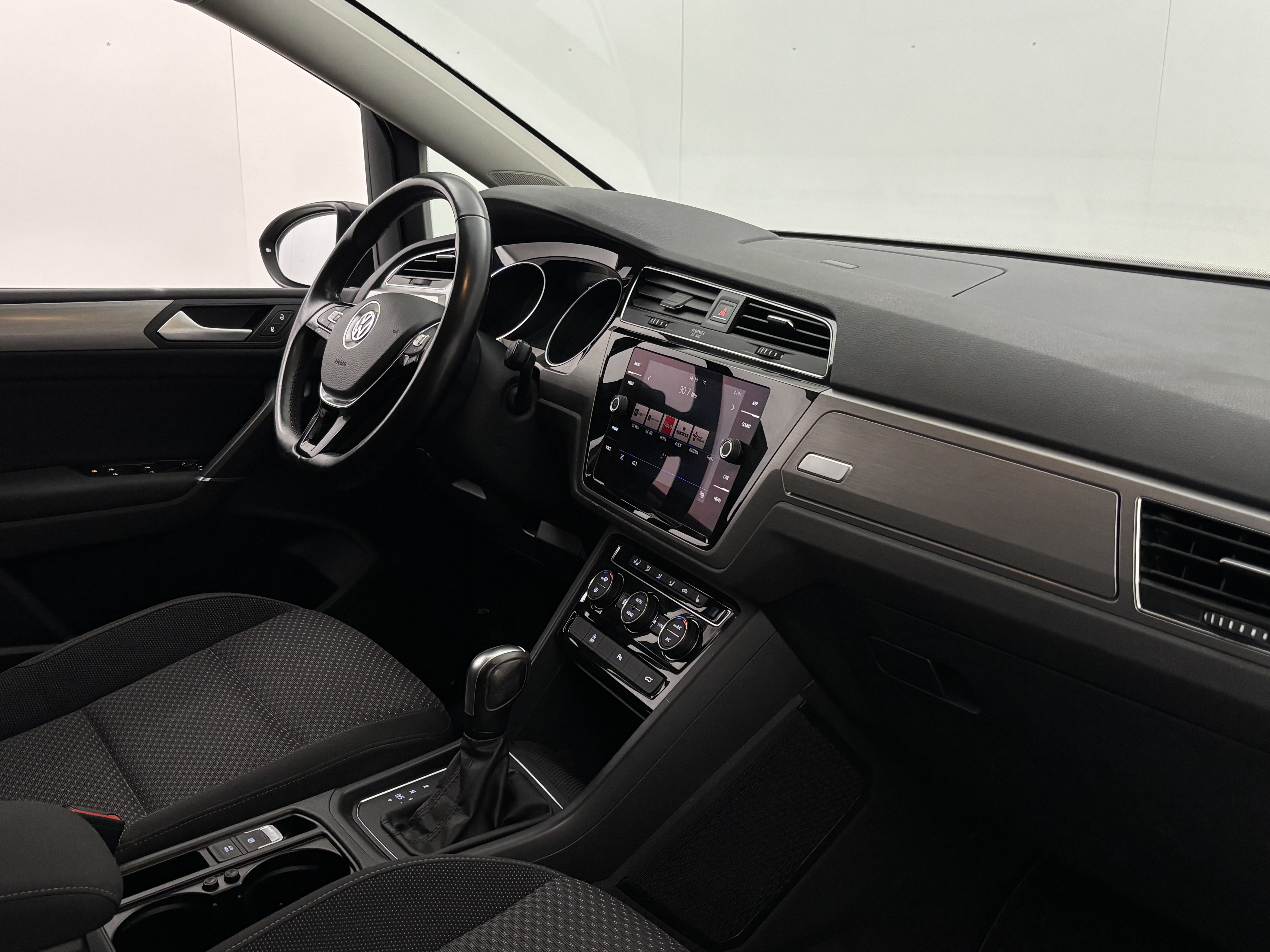 Volkswagen Touran 2020, photo 3/23