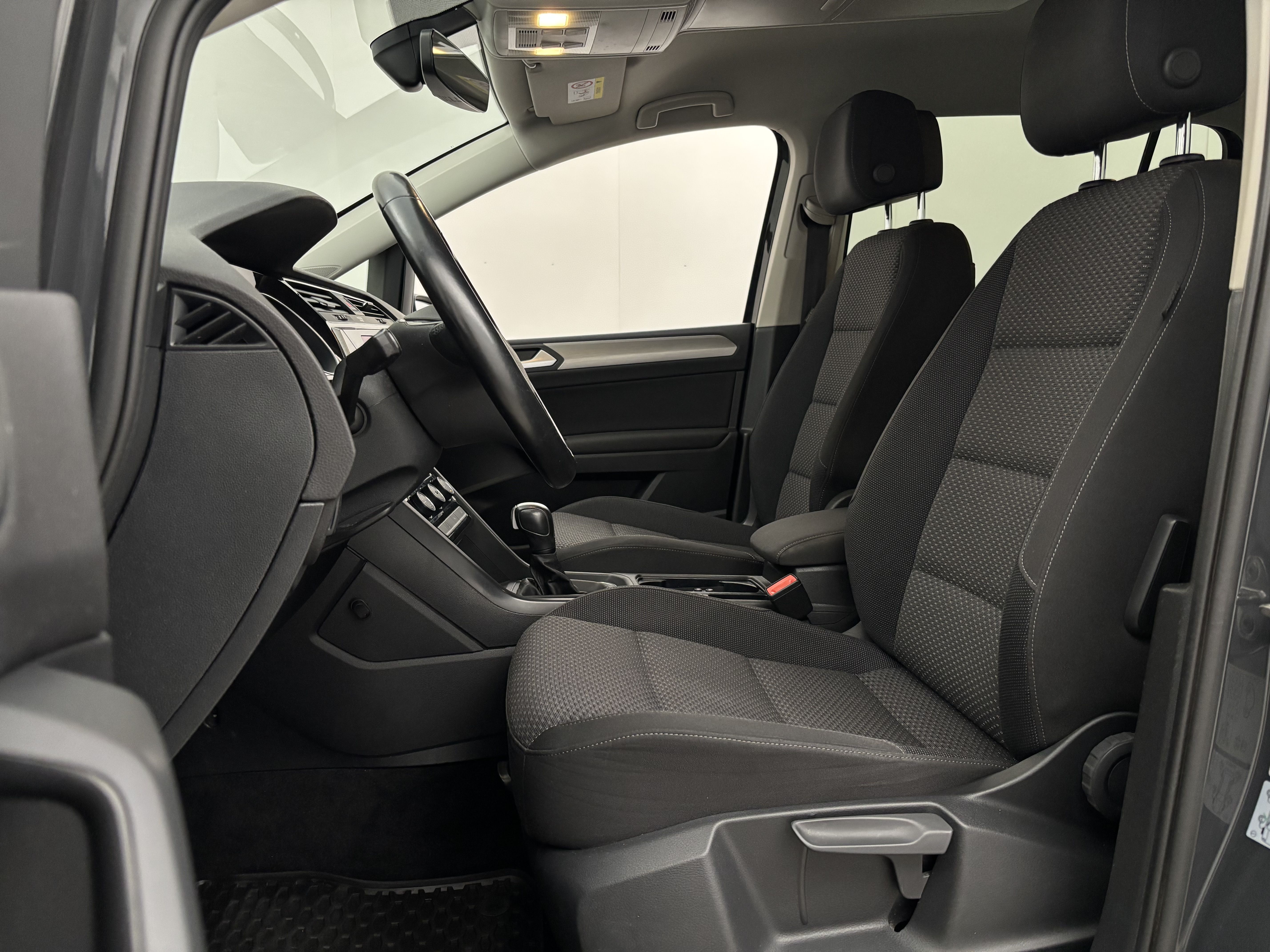 Volkswagen Touran 2020, photo 5/23