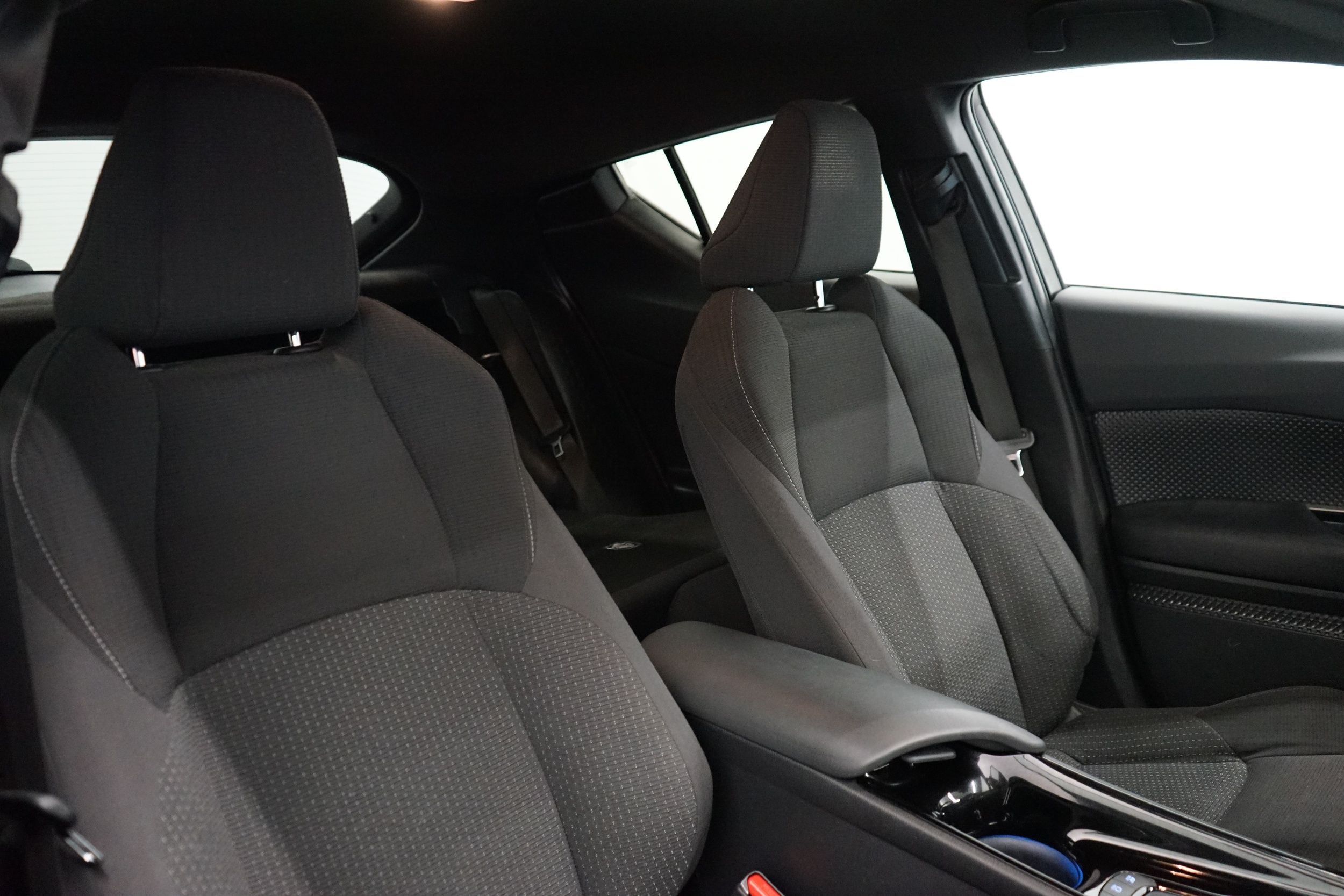 Toyota C-HR 1.8 Hybrid 2019, kuva 7/20