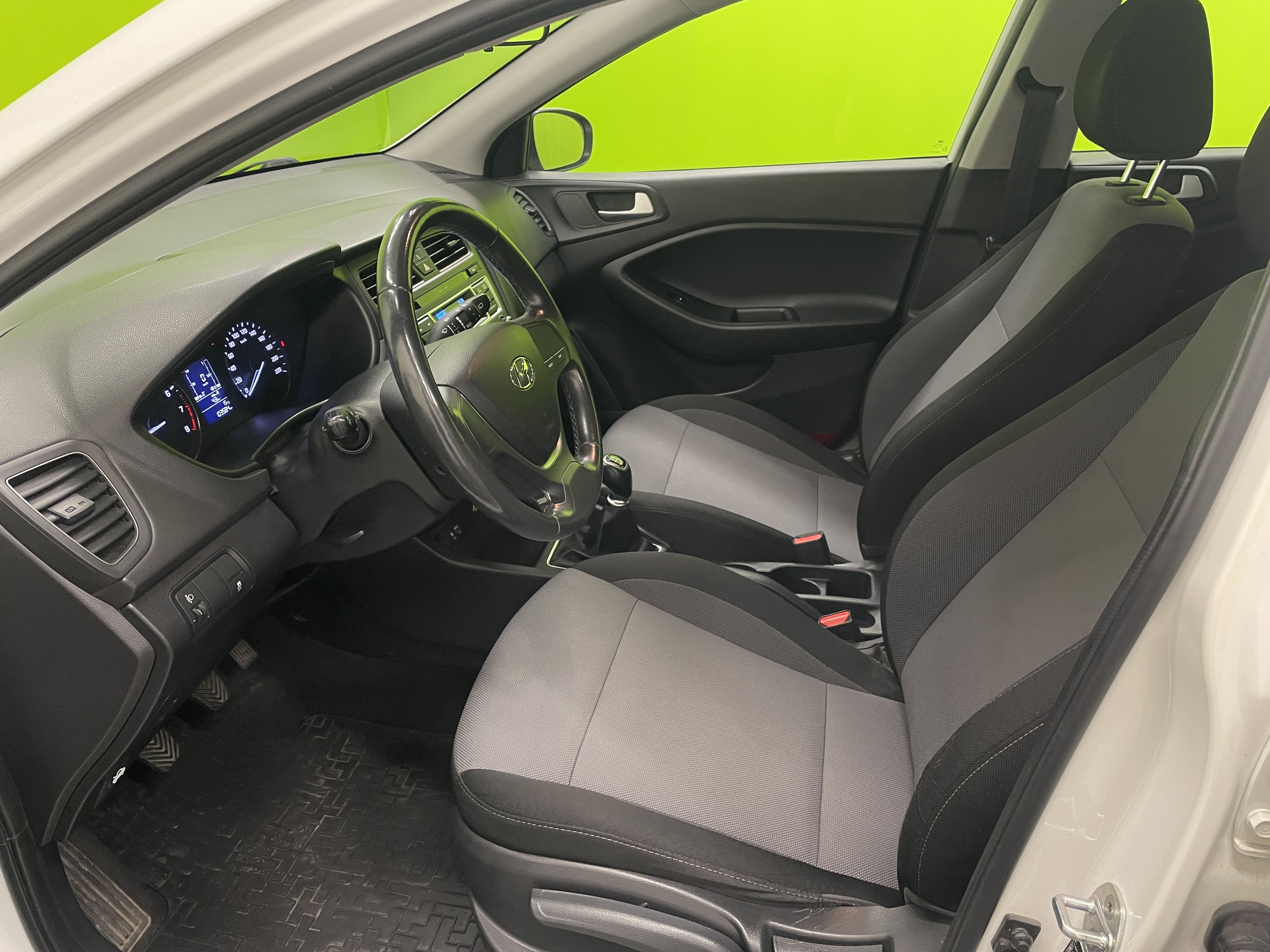 Hyundai i20 1,2 5MT ISG Classic 2017, bild 5/17