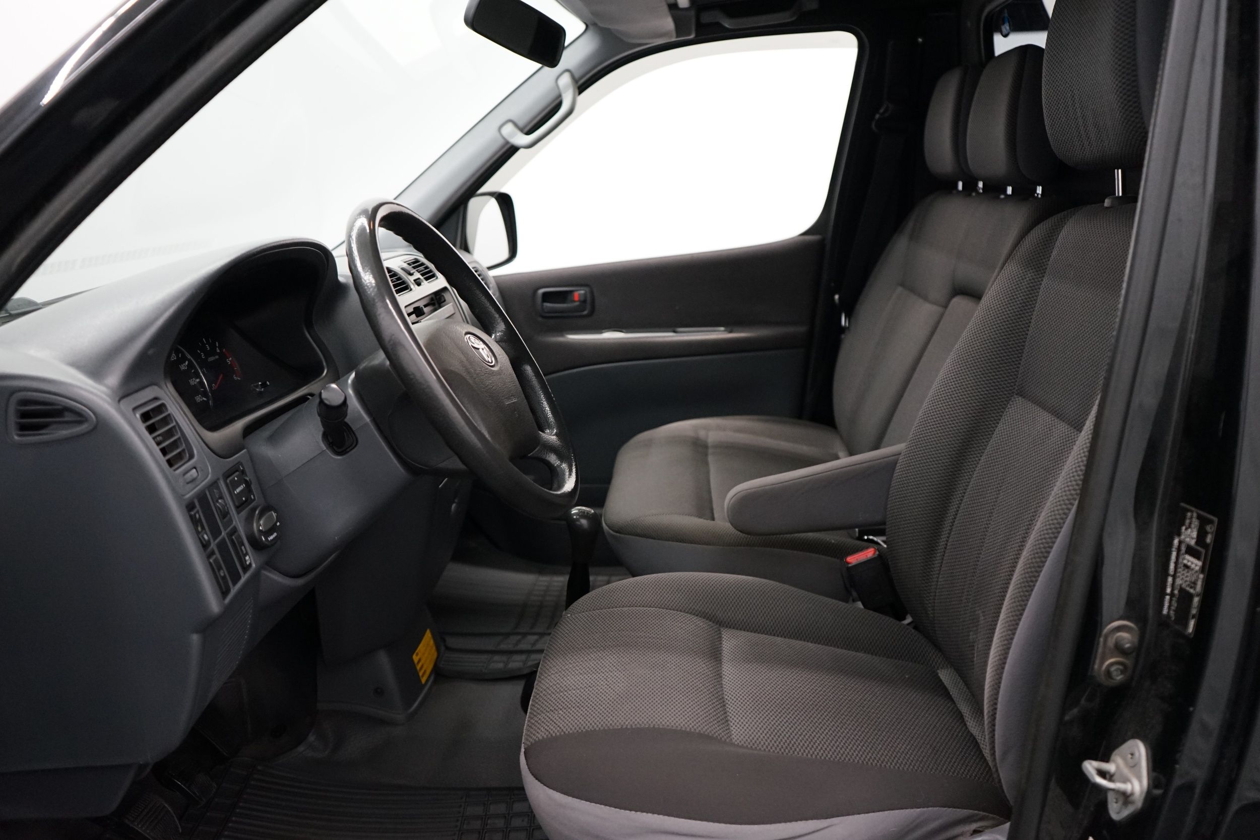 Toyota Hiace 2,5 D-4D 117 5ov 4WD pitkä 2010, bild 6/18