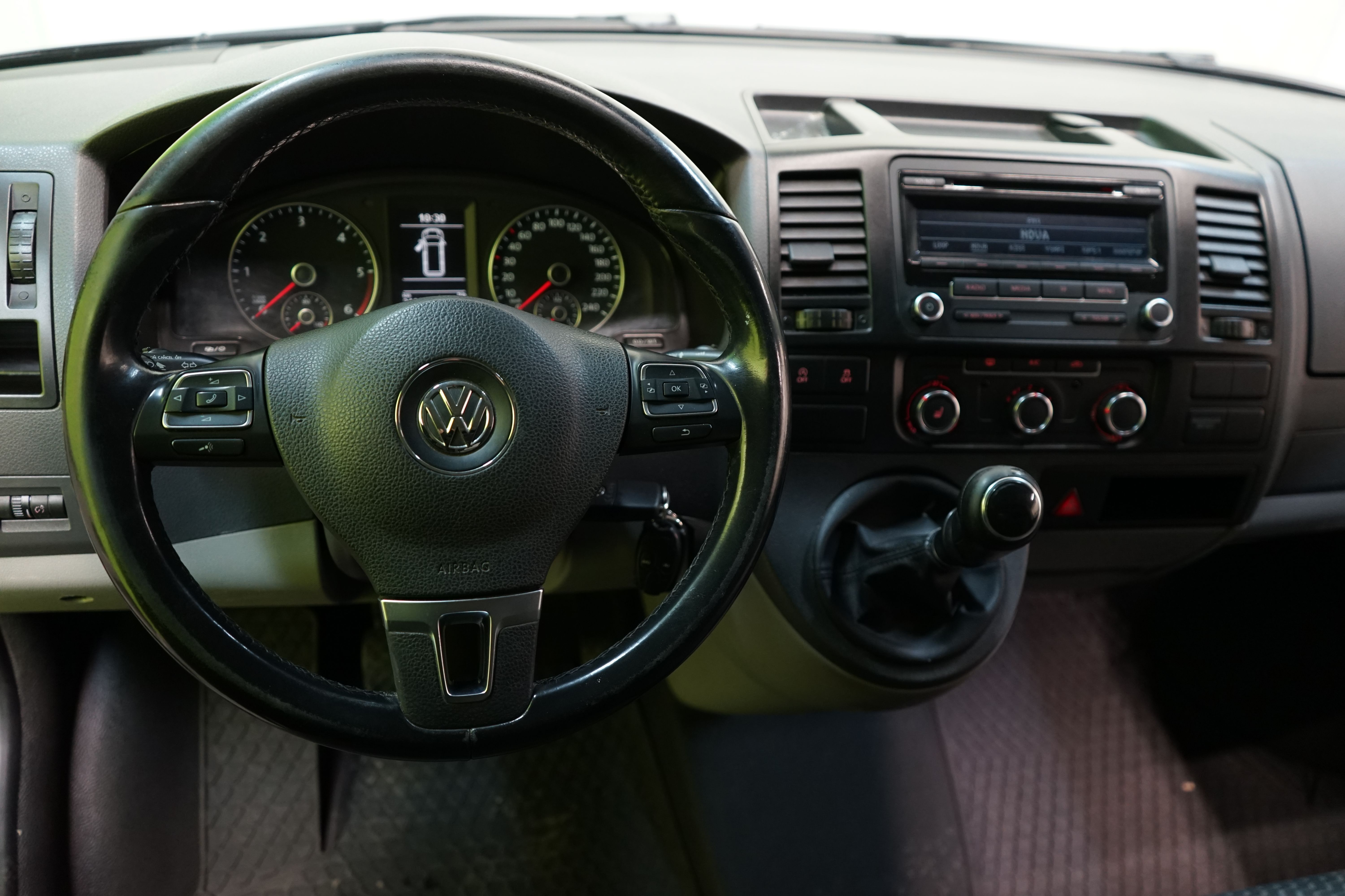 Volkswagen Transporter 2015, photo 6/26