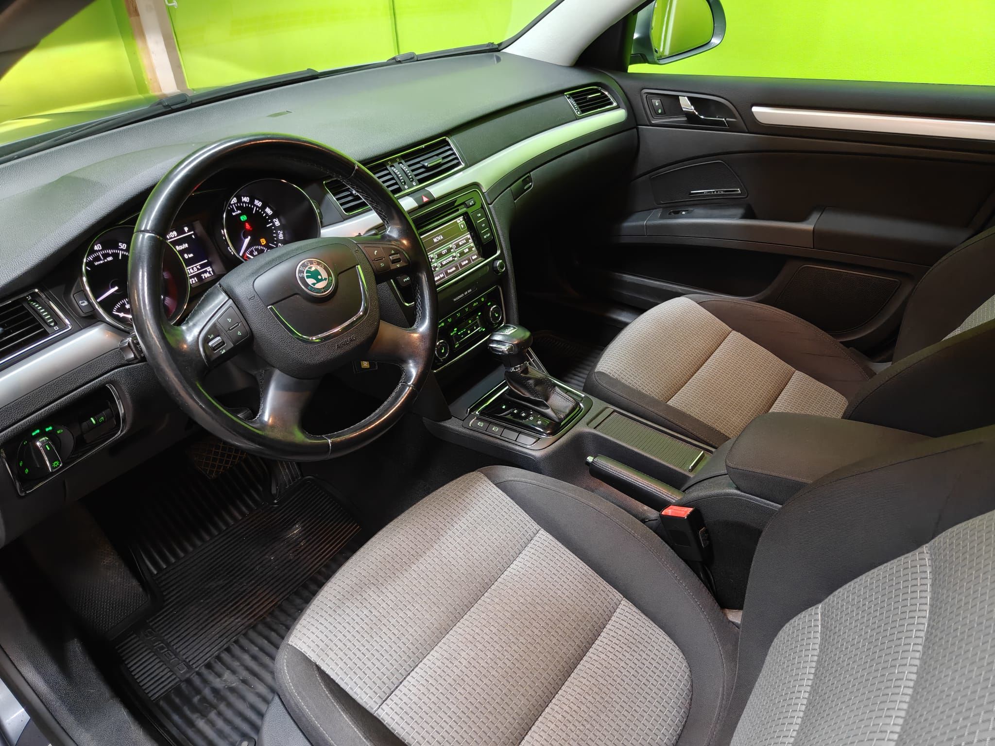 Skoda Superb 1,8 TSI Ambition DSG Autom. 2011, kuva 7/21
