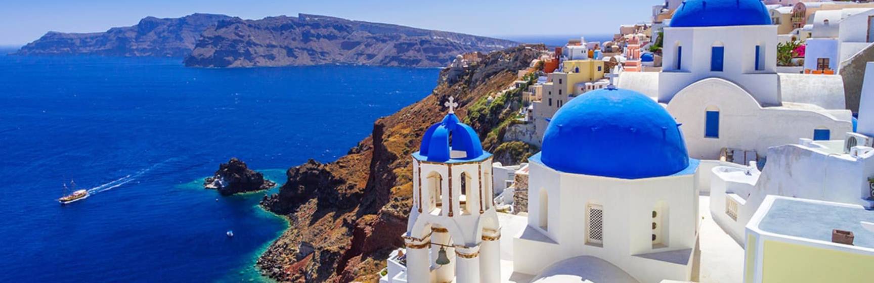 As cúpulas azuis de Santorini - Grécia.