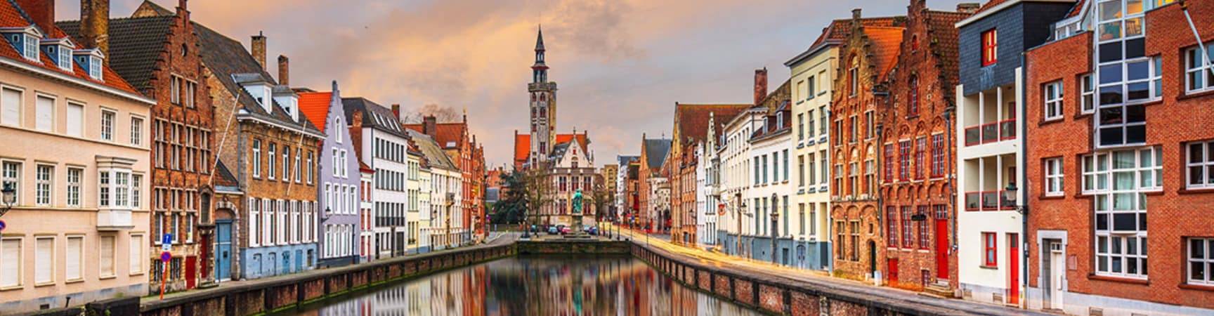 Belgica bruges canais ao por do sol