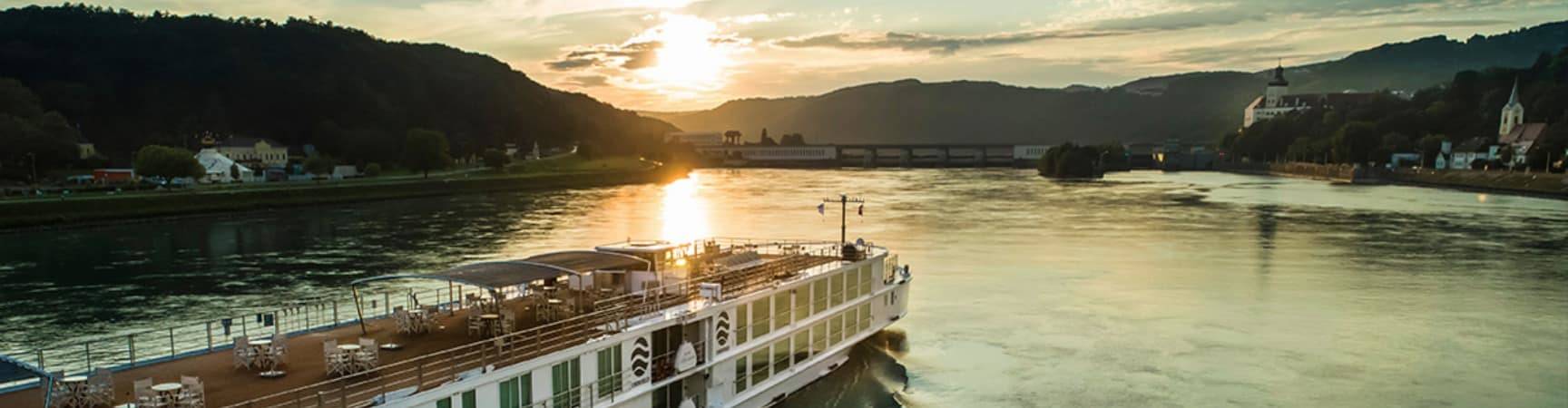 Cruzeiro uniworld ssbeatrice exterior pordosol