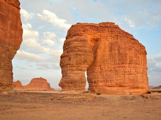 Arabia saudita vista elephant rock alula shutterstock