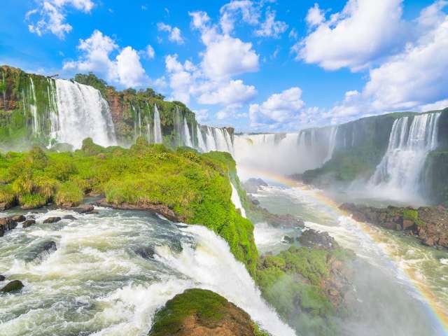 Cataratas do iguacu com arcoiris parana brasil