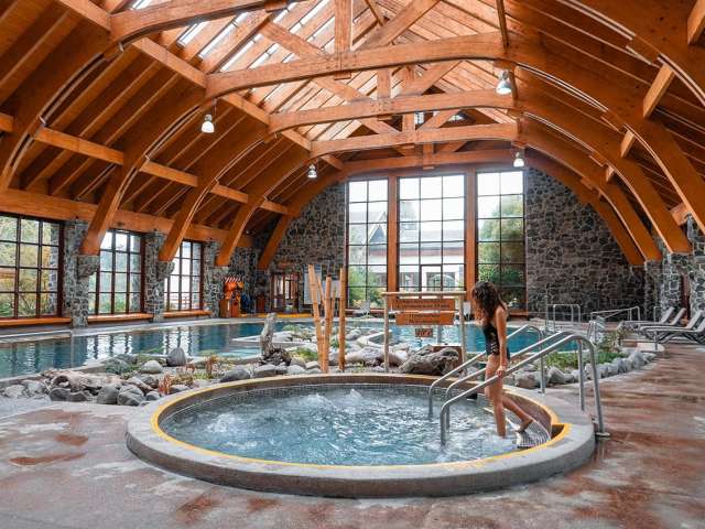 Chile termas de puyehue piscina com mulher