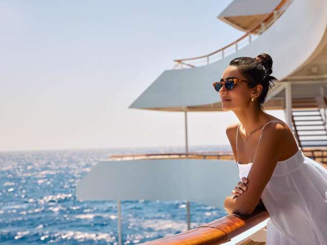 Crystal cruises mulher vendo mar