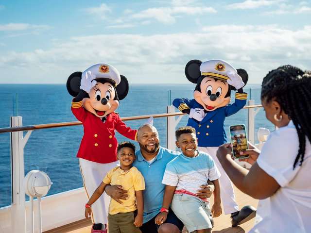 Disney cruise line disney wish familia foto
