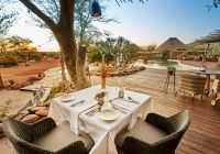 The motse tswalu kalahari deck piscina