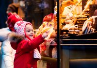 Criança vendo vitrine de doces, em Munique na Alemanha