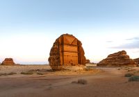 Arabia saudita tumbas no deserto de alula shutterstock