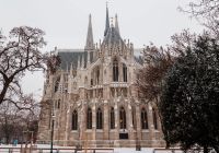 The outside of the votive church in vienna during the day in the winter