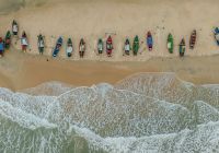 Brasil ceara casa daia jangadas com suas velas coloridas na praia nova