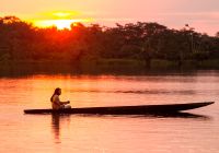 Indígena navegando pelo Rio Amazonas