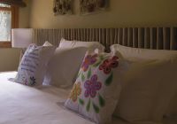 Pousada trijuncao quarto standard detalhes cama