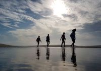 Trekking nos lencois maranhenses viajantes andando