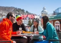 Canada tremblant casais bebendo