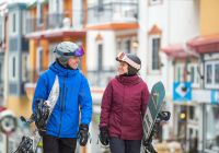 Canada tremblant casal caminhando