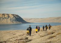 Quark expedition arctic express canada caminhada radstock bay 