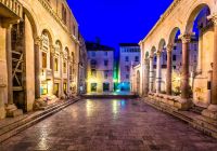 Noite na praça Peristil, centro de Split - Croácia.