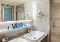 Crystal cruises symphony aquamarine veranda suite banheiro