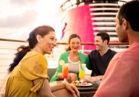 Disney cruise line casais conversando e bebendo