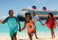 Disney cruise line disney castaway cay bahamas criancas e pais na praia
