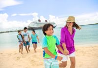 Disney cruise line disney castaway cay bahamas familia caminhando praia