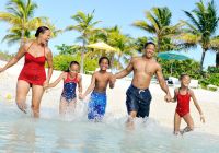 Disney cruise line disney castaway cay bahamas familia entrando nagua